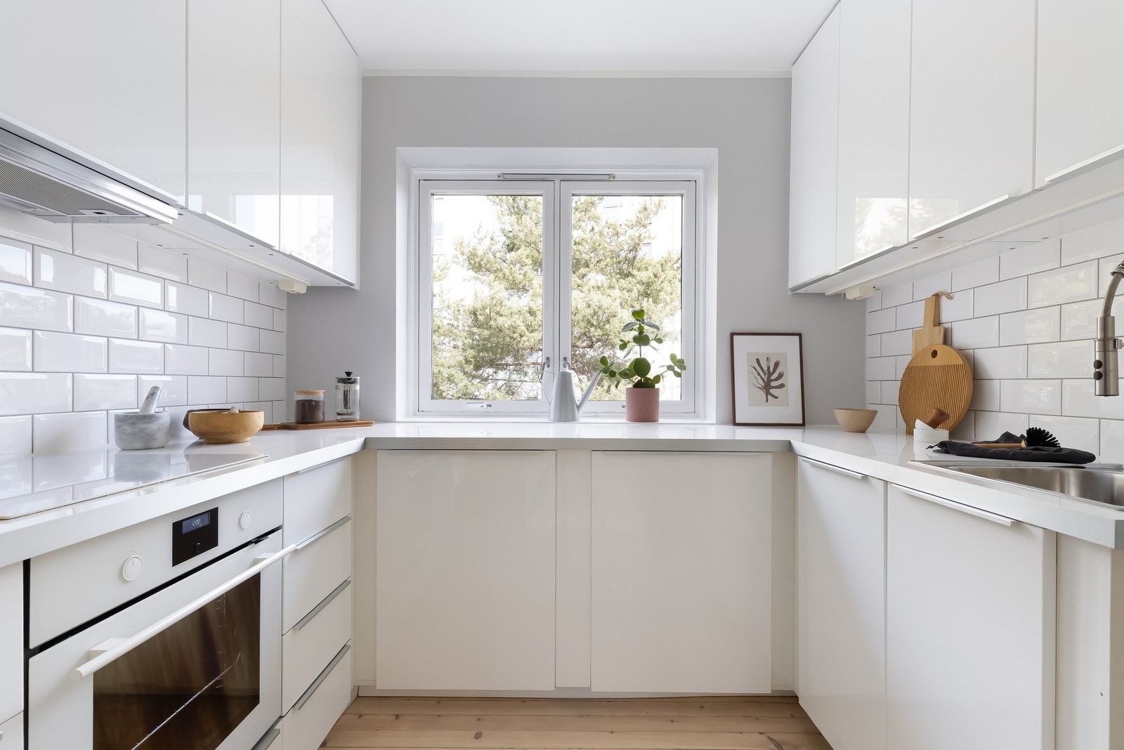 Vinduet gjør det hyggelig å titte ut mens du lager måltidene, i tillegg til å gi godt med lys inn i rommet. Galleribilde