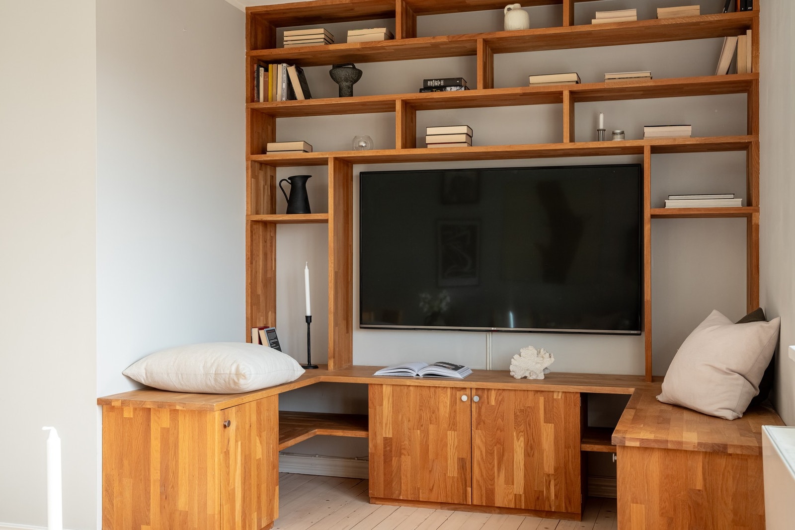 Plassbygget tv-seksjon medfølger. Det er god oppbevaringsplass i skap og hyller. Galleribilde