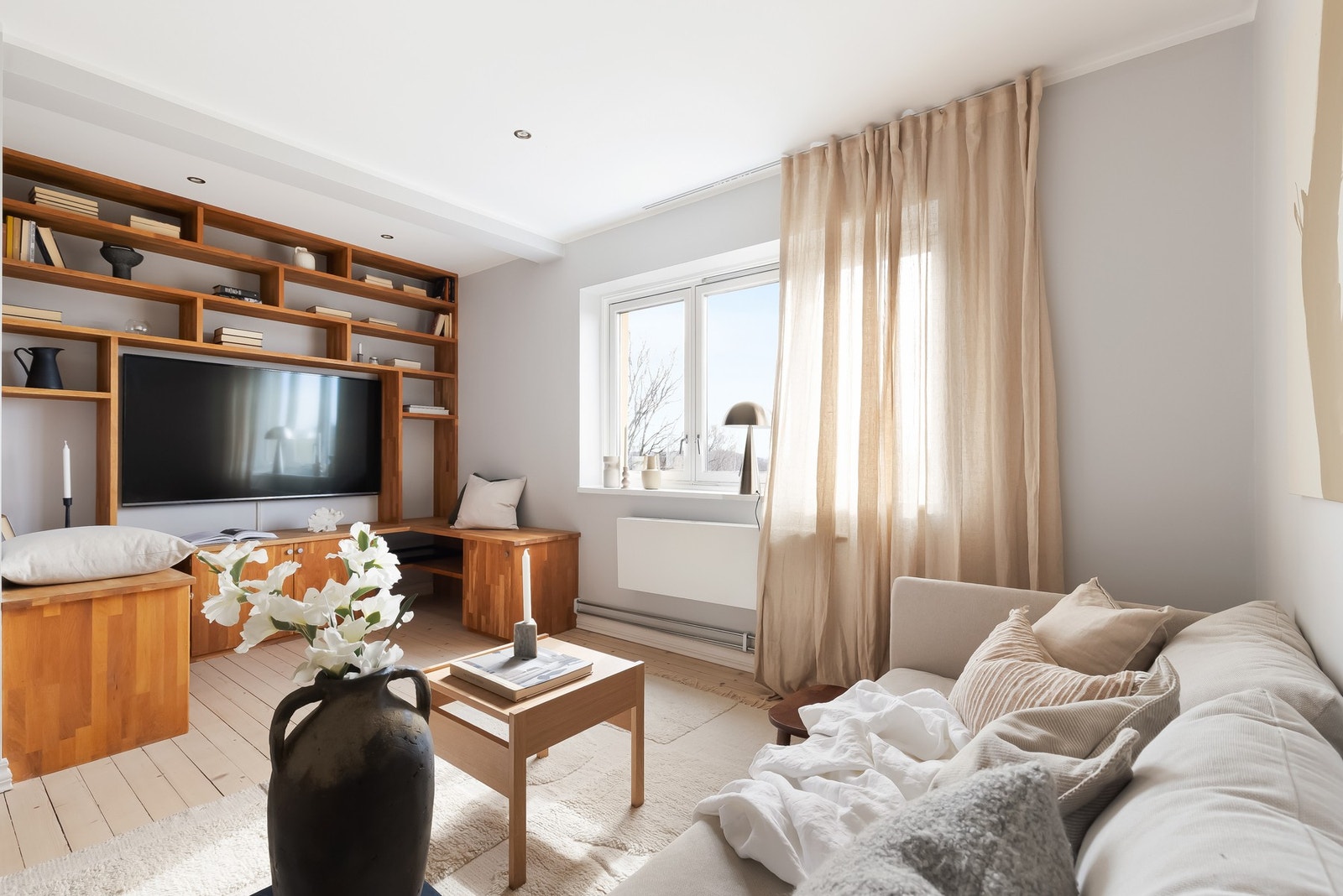 Stuen vender sydvest. Kombinert med store vindusflater sørger dette for masse naturlig dagslys gjennom hele dagen og kvelden. Galleribilde