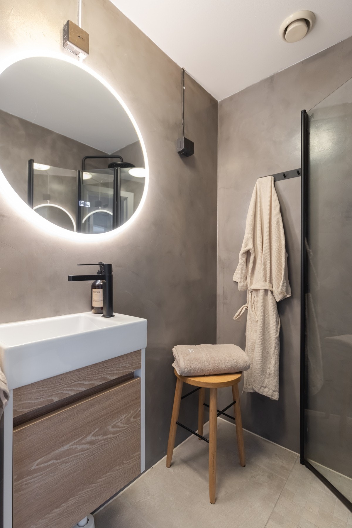 Innredningen består av servant med innredning på underside, speil med integrert belysning og vegghengt toalett. Galleribilde