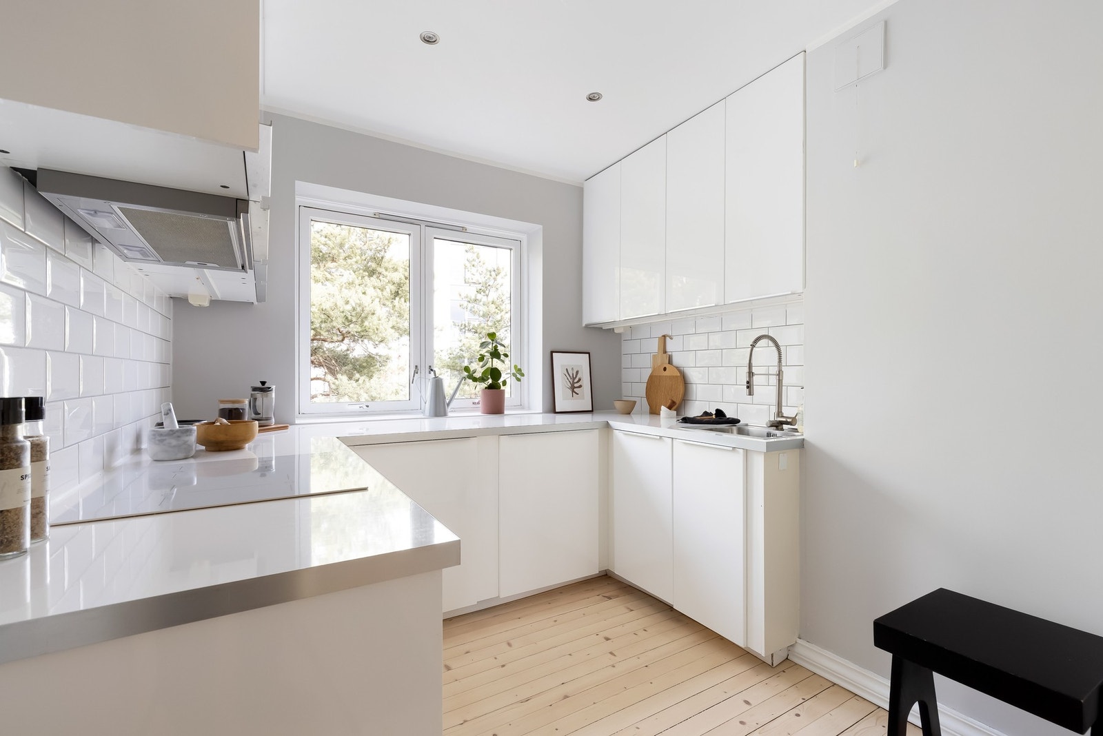 Boligens separate kjøkkenløsning gjør det enkelt å trekke seg tilbake for å lage dagens måltider i fred og ro. Galleribilde