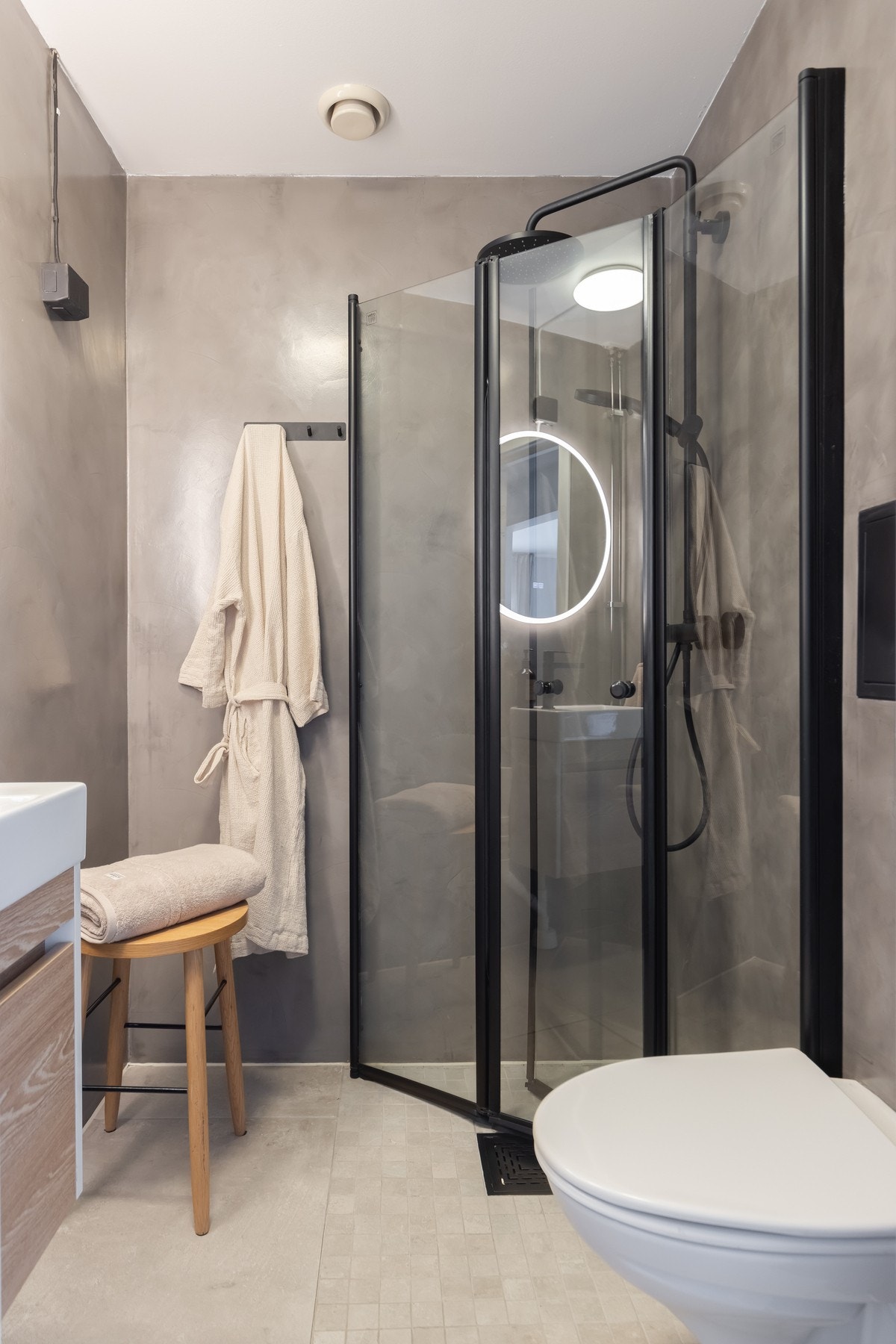 Videre er det dusjhjørne med svingbare glassdører som frigjør plass på gulvet. Galleribilde