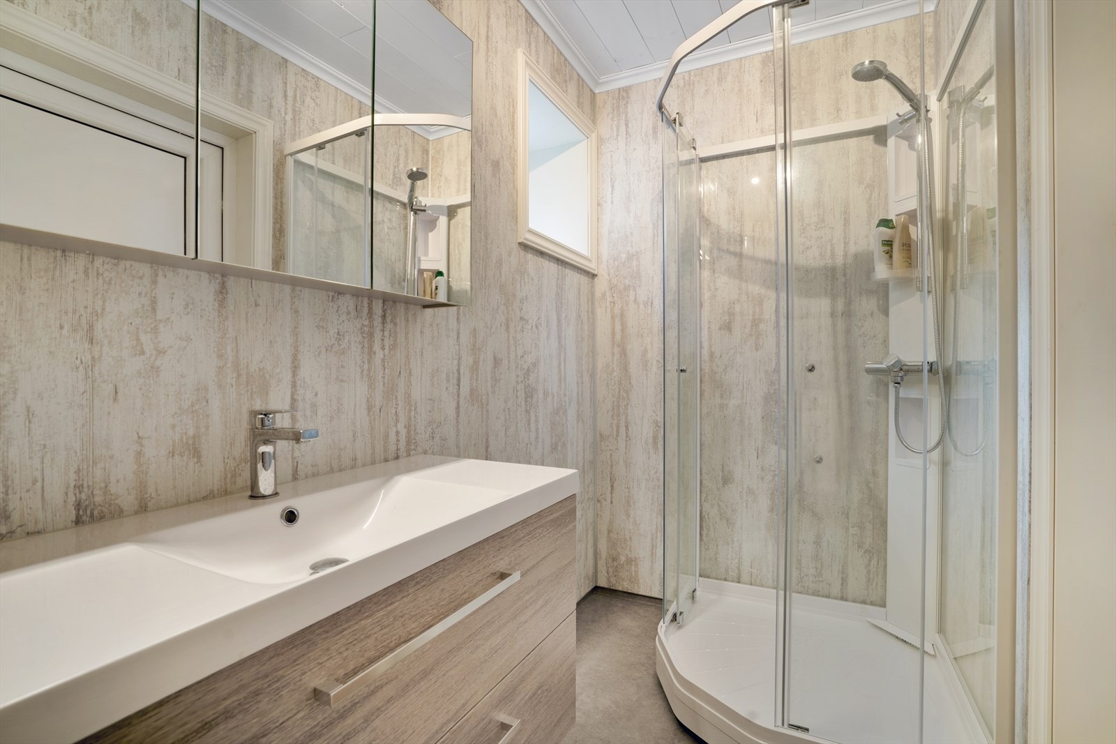 Lekkert bad/vaskerom med dusj, toalett og opplegg for vaskemaskin. Galleribilde