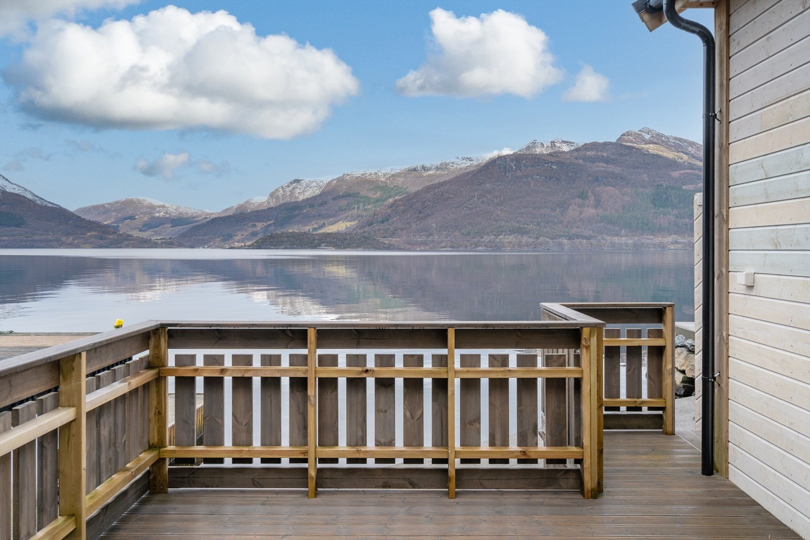 Romslig terrasse. Galleribilde