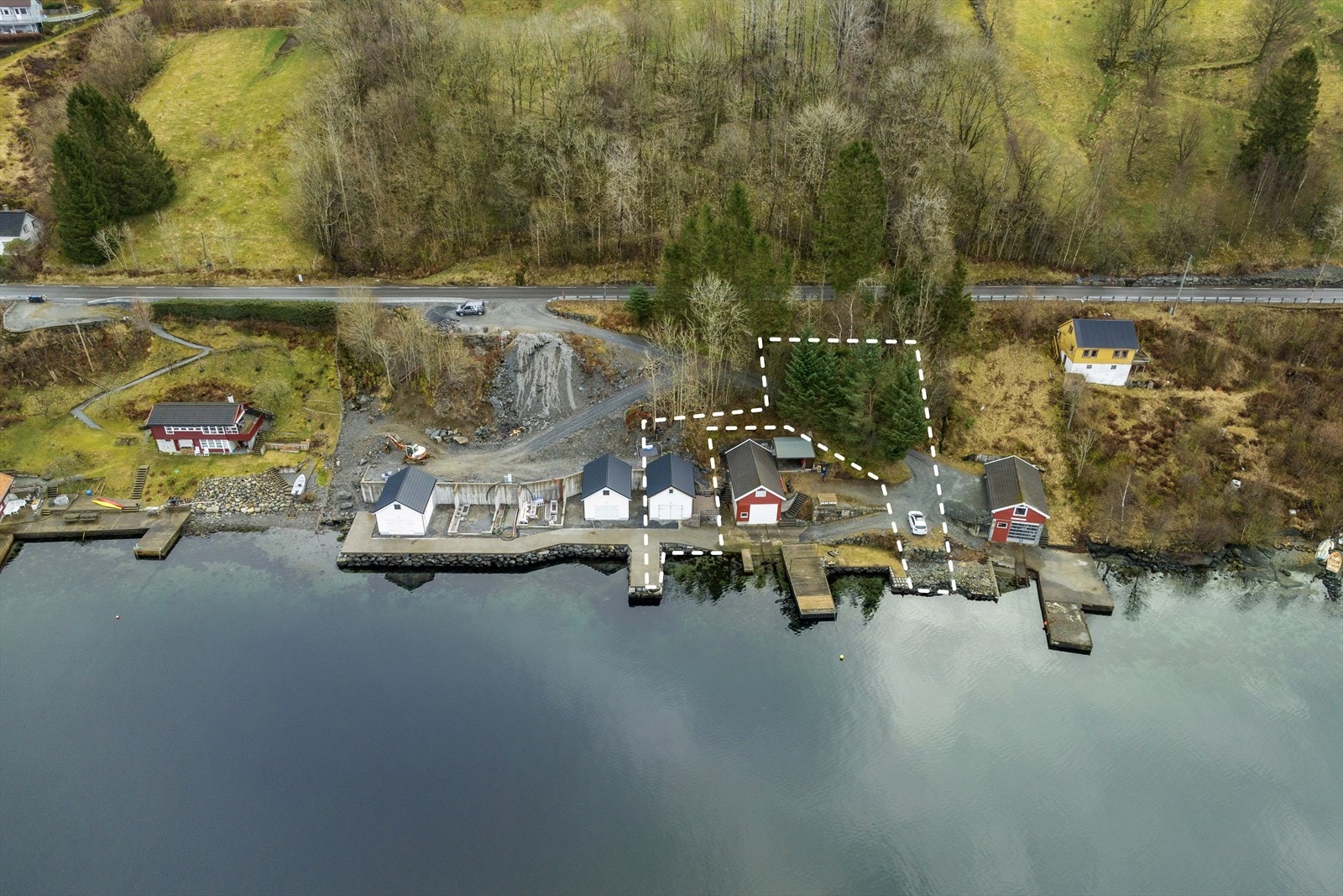 Tomtegrenser, her ser du også hvor parkeringsplassen er til høyre på bilde. Galleribilde