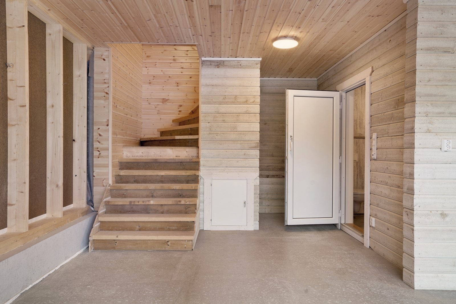 Lite lagringsrom under trappen. Galleribilde