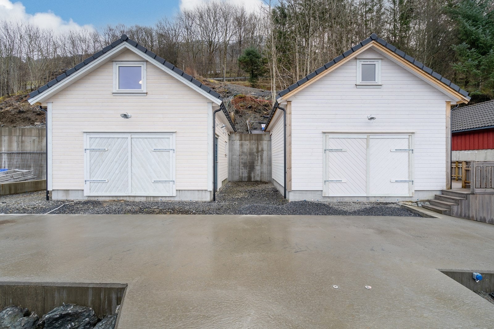 Naustet til høyre, kaien er delt på midten. Galleribilde