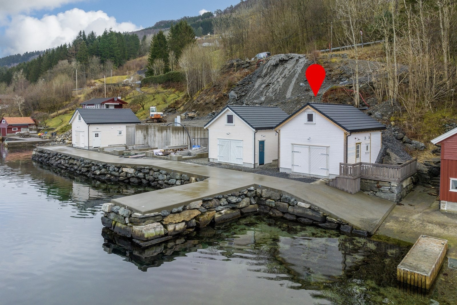 Naust med kai, terrasse og badeplass Galleribilde