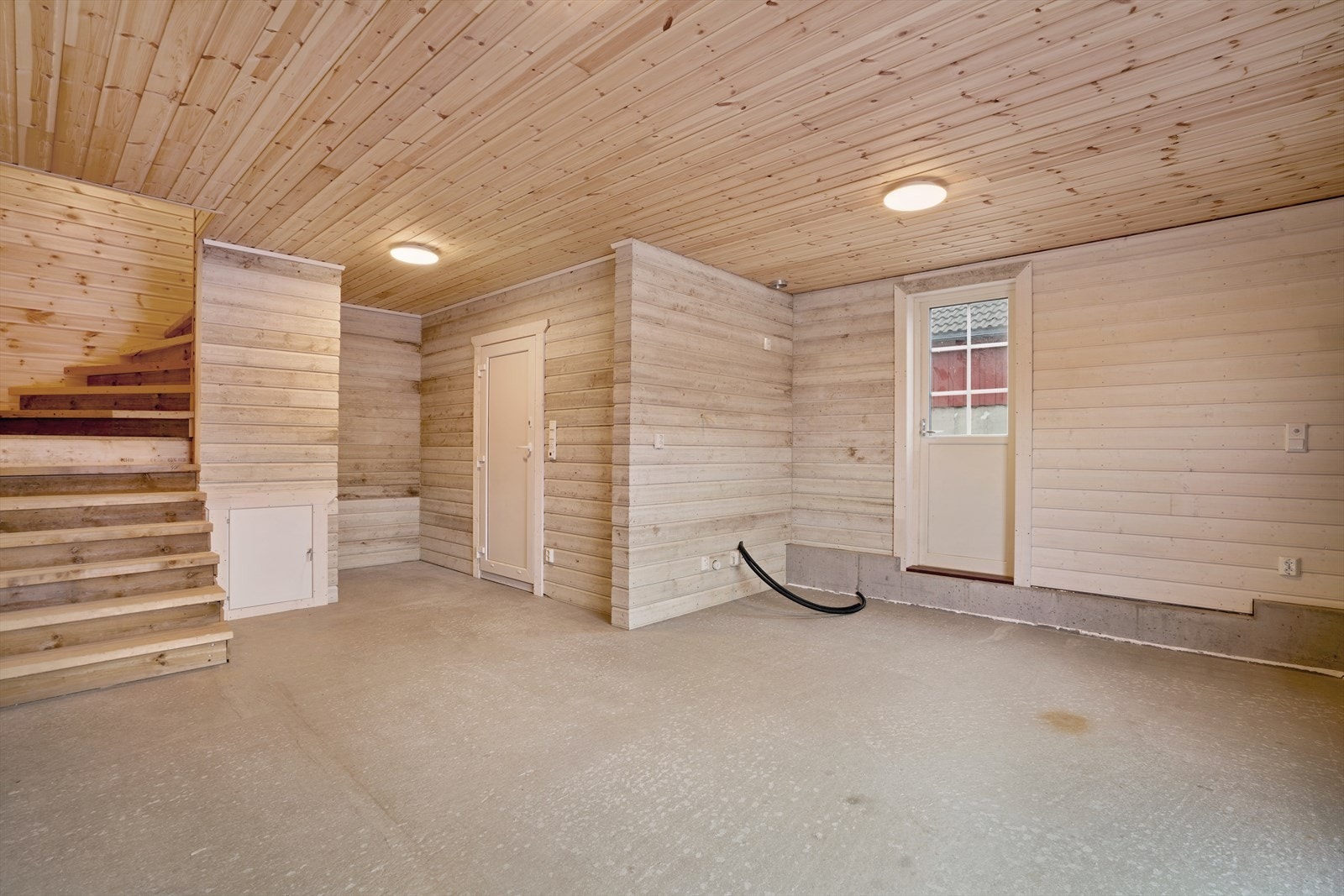 Plass til over-/underskap, garderobeplass m.m. Her kan du sette ditt eget preg. Røff kledning. Galleribilde