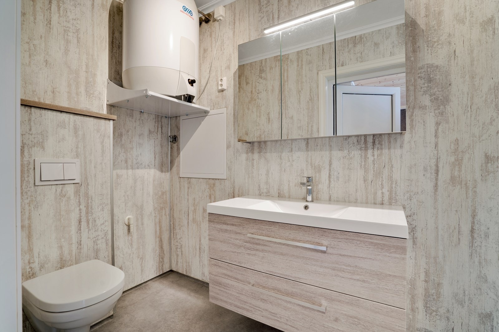 Varmtvannstank og fordelingsskap til rør-i-rør. Galleribilde