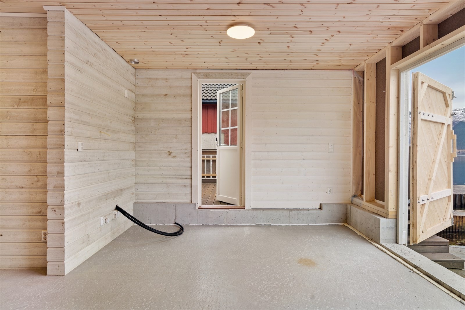 Belysning med sensor, opplegg for vann/avløp og komfyrstikk er klargjort. Galleribilde