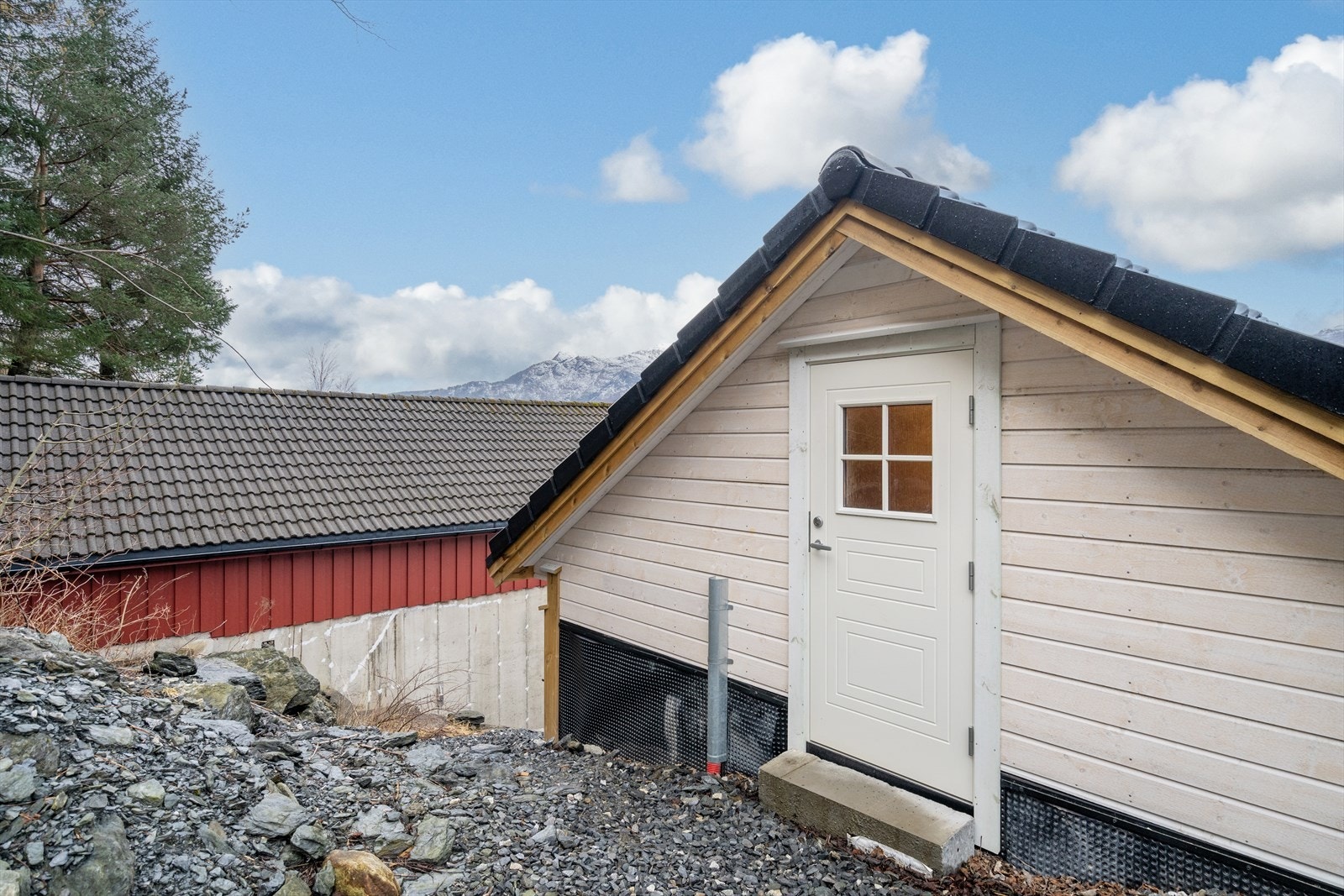 Inngang på baksiden/oppsiden. Mulighet for å lage til en koselig uteplass? Galleribilde