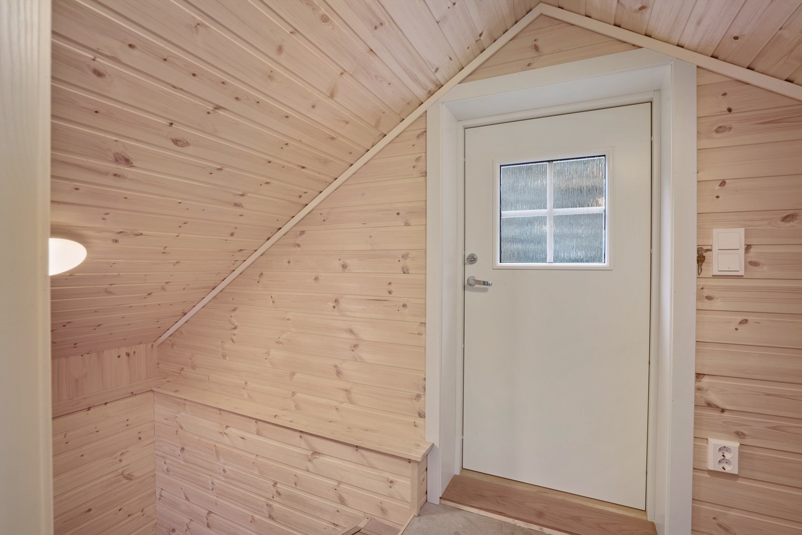 Inngang til loft fra oppsiden/baksiden. Galleribilde