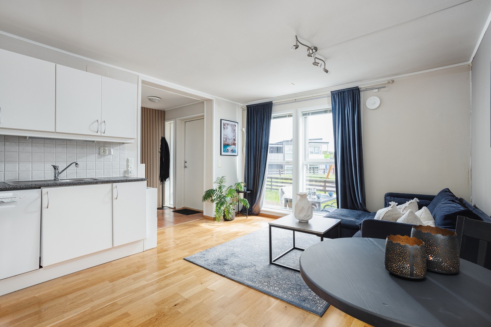 Stuen er arealeffektiv og gir god plass til å innrede med ønsket møblement. Det er enkelt å inkludere både en spisegruppe og andre møbler etter behov Galleribilde