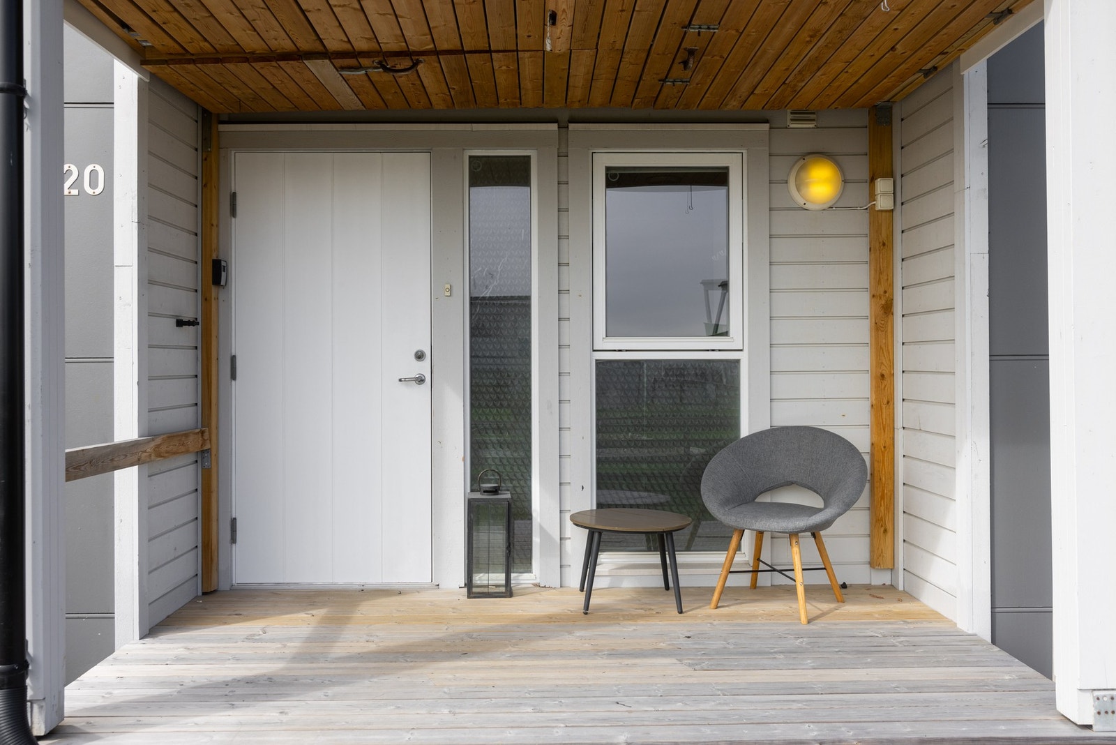 Velkommen inn! Like ved inngangspartiet finner du plass til å møblere med utemøbler. Galleribilde