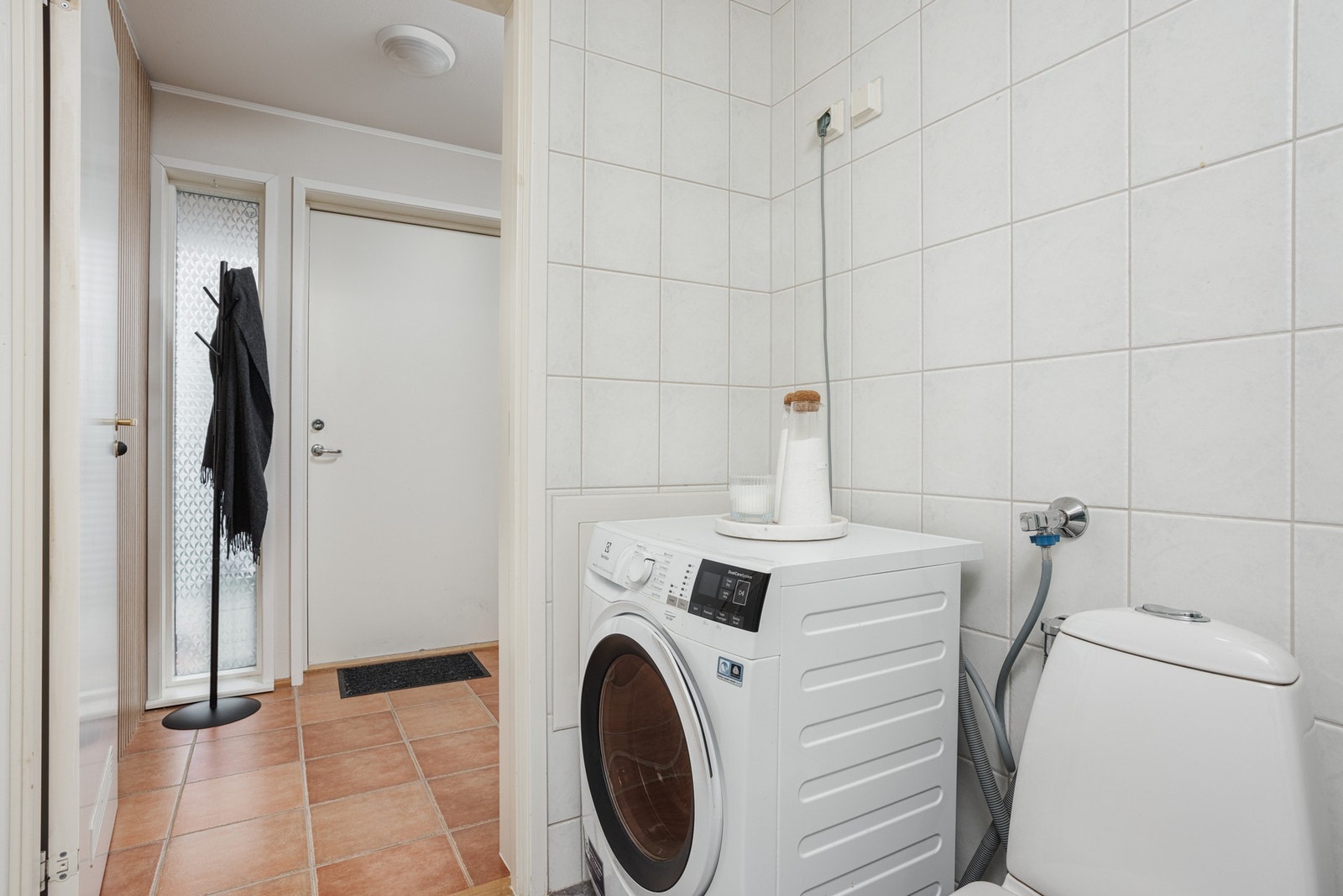 Rommet er flislagt med et stilrent preg. Galleribilde