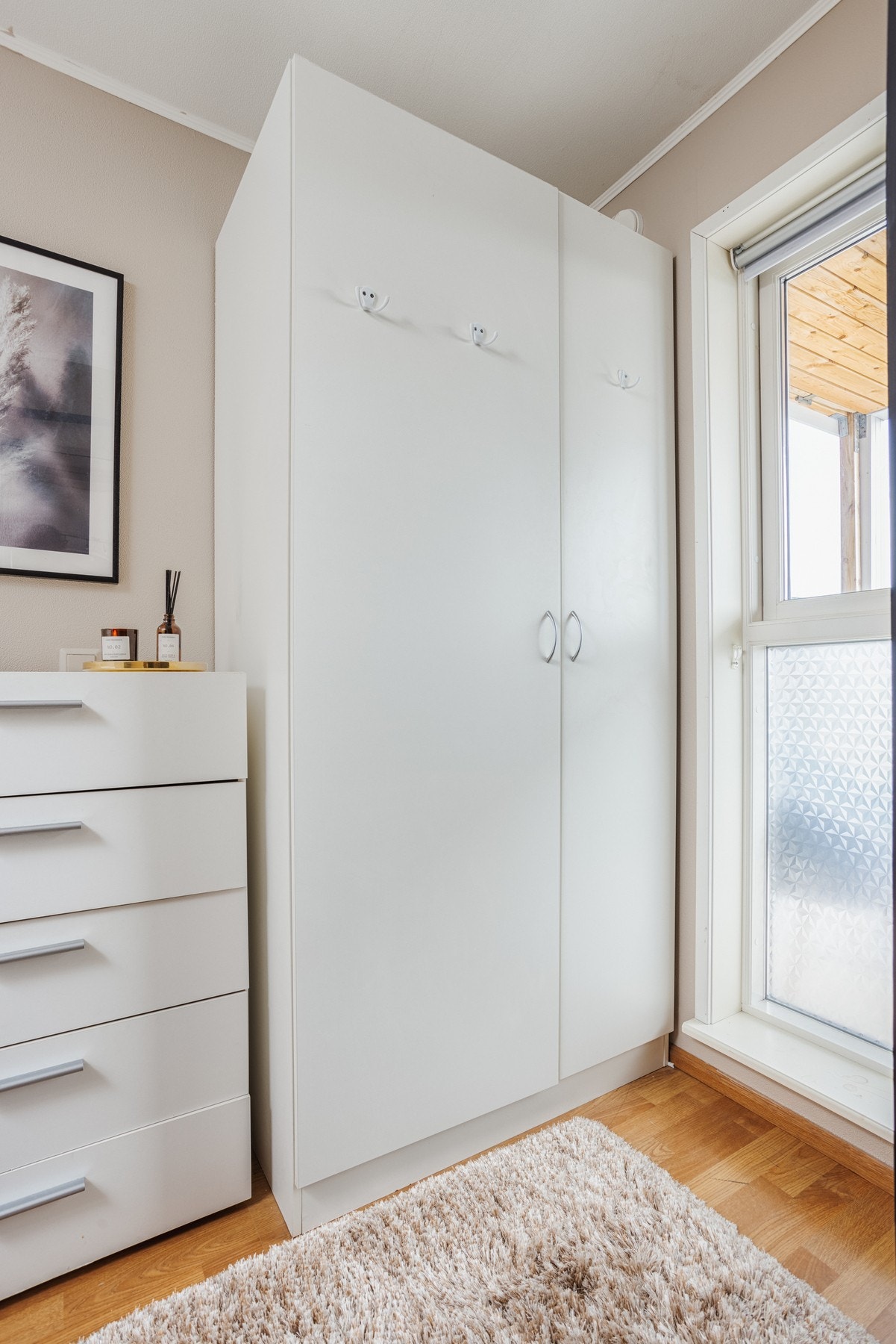 Store vindusflater i hele leiligheten inkludert sovealkoven. Galleribilde