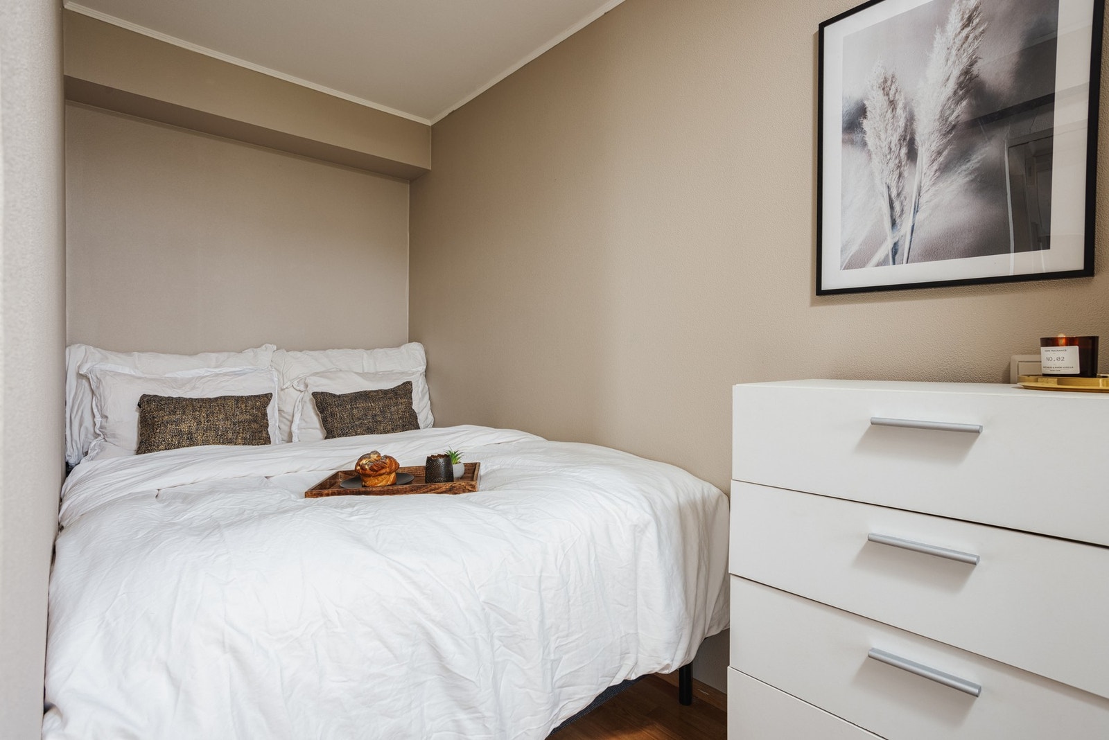 Sovealkove malt i en moderne farge. Rommet gir plass til dobbeltseng. Galleribilde