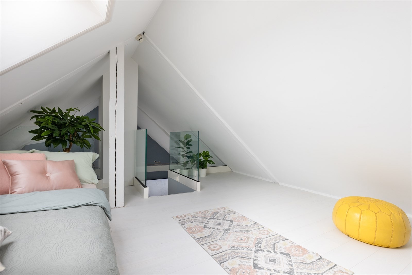 Hemsen har et nyere glassrekverk ut mot stuen, noe som gjør at arealet oppleves luftig og fint. Galleribilde