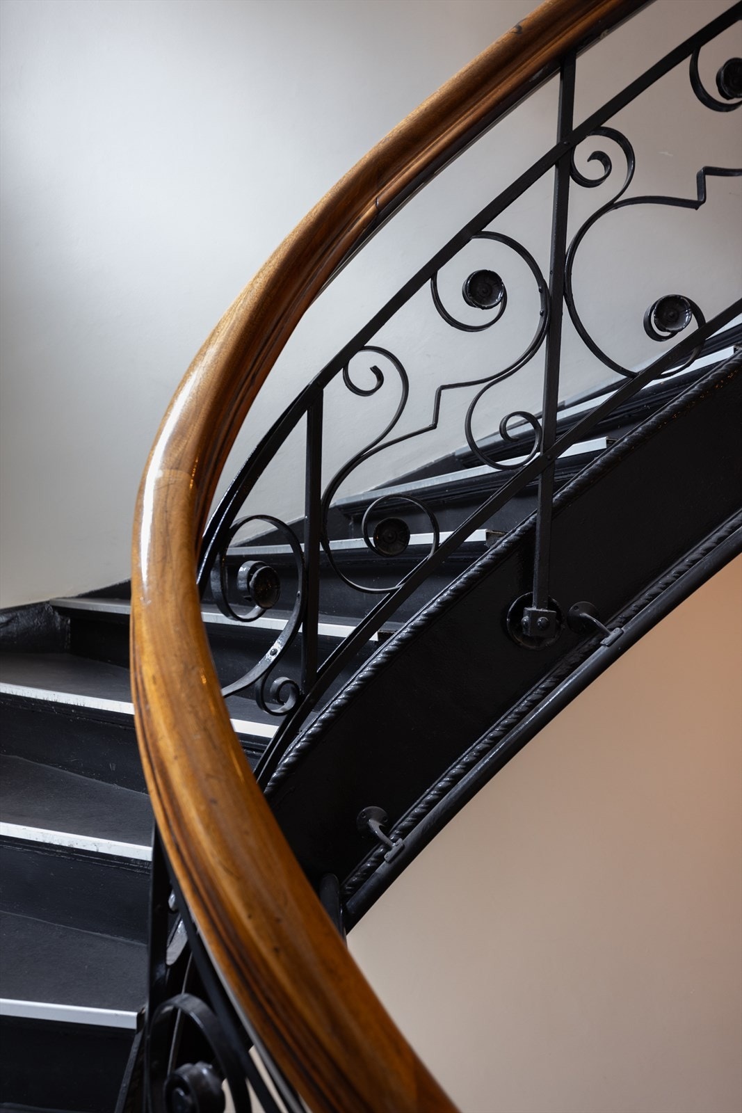 Bygården har en flott og klassisk trappeoppgang med fine detaljer. Galleribilde