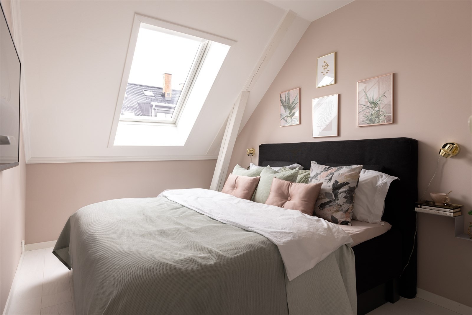 Hovedsoverommet er av god størrelse med god plass til dobbeltseng, nattbord og øvrig soveromsmøblement. Galleribilde