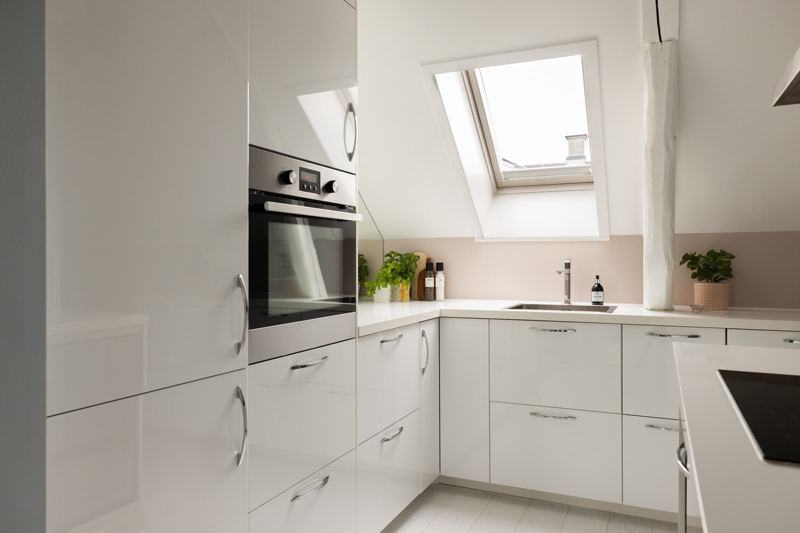 Et velutstyrt og moderne kjøkken fra 2015 ligger fint til i en egen sone. Galleribilde