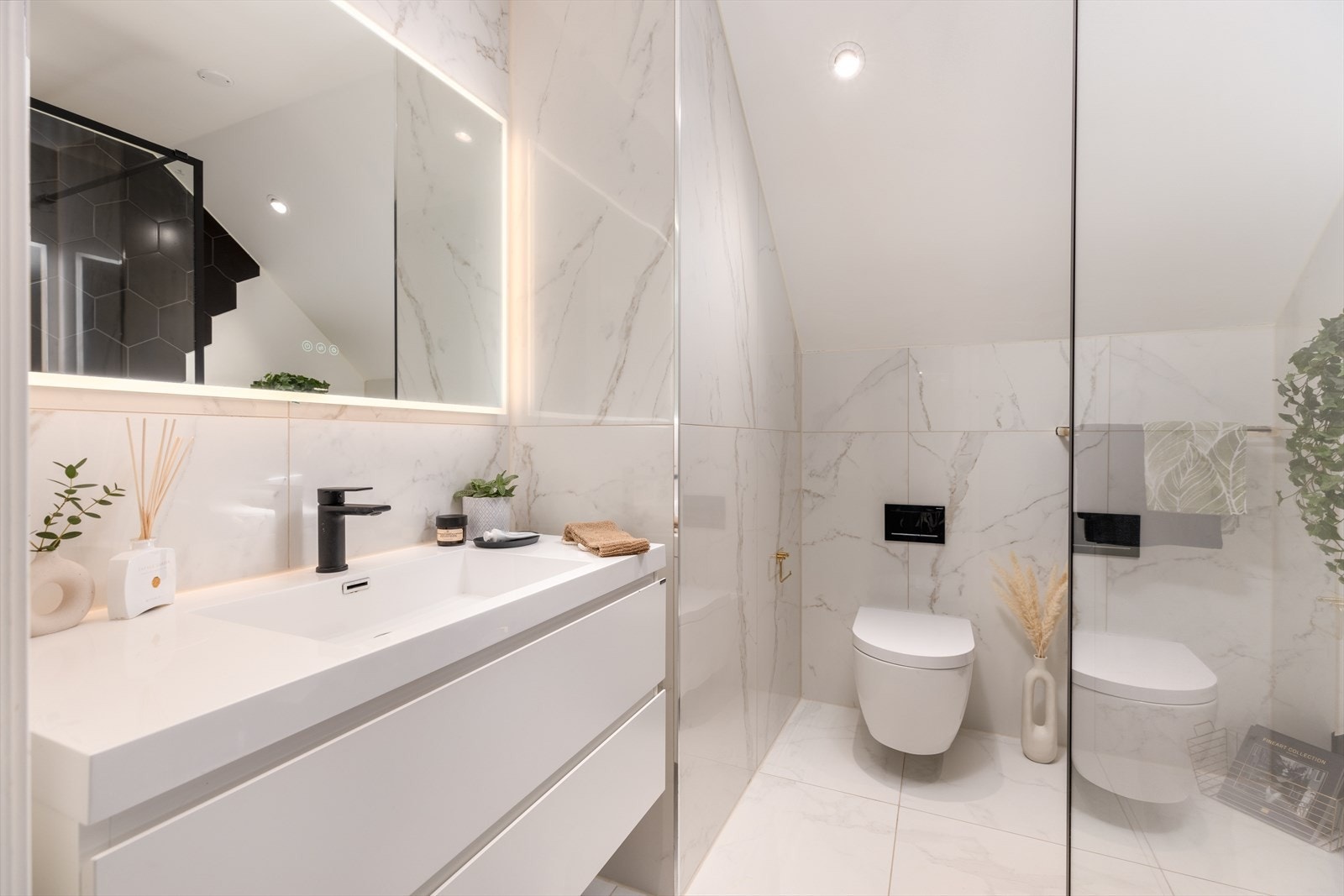 Fra entréen er det adkomst til et rålekkert bad som ble betydelig pusset opp i 2020. Galleribilde