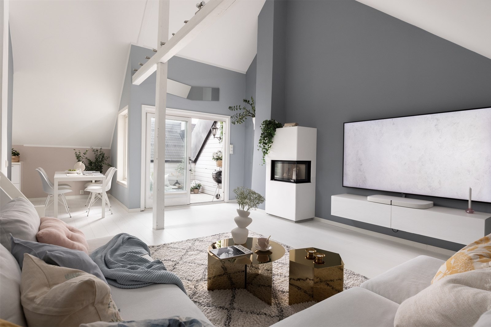 Her er det svært god takhøyde, høye knivegger og flere helt rette vegger. Galleribilde