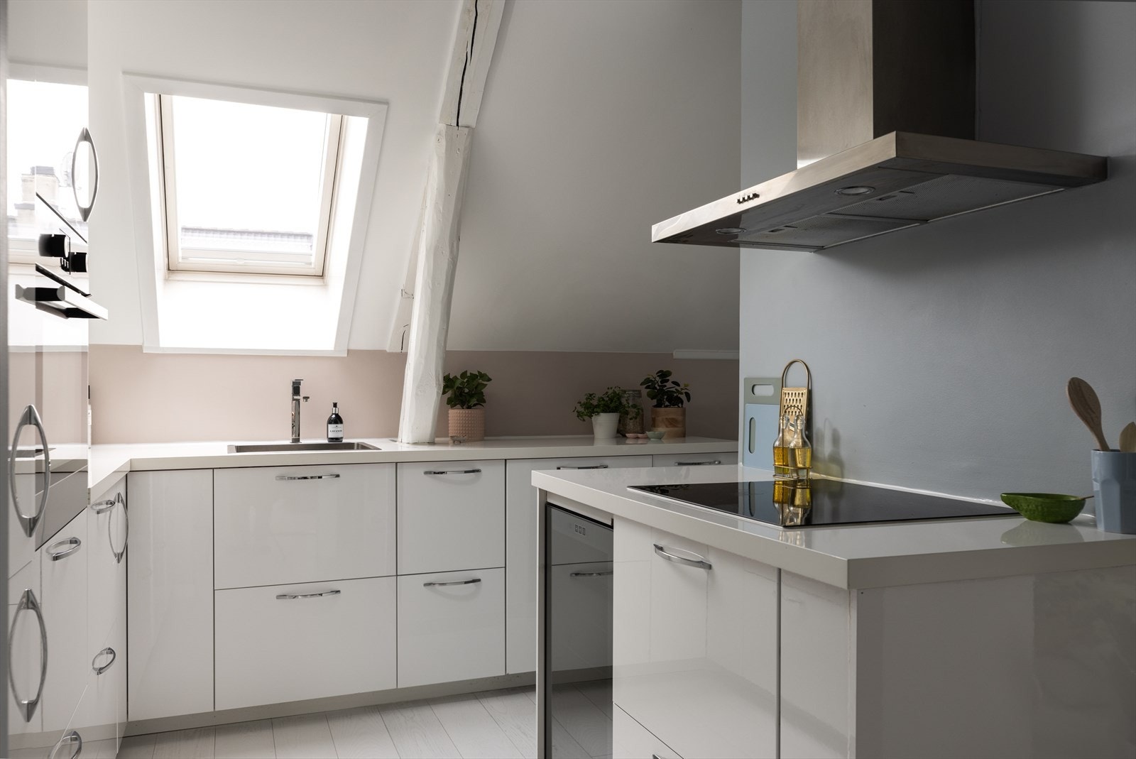 Kjøkkenet er utstyrt med et vinskap og integrerte hvitevarer som består av komfyr, oppvaskmaskin og kjøle- og fryseskap. Galleribilde