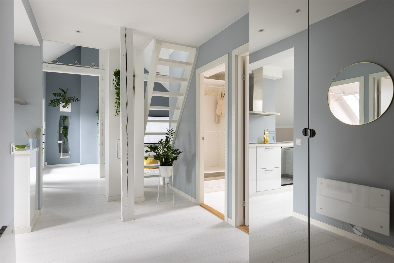 Praktisk entré som gir et godt førsteinntrykk av leilighetens gjennomførte stiluttrykk. Galleribilde