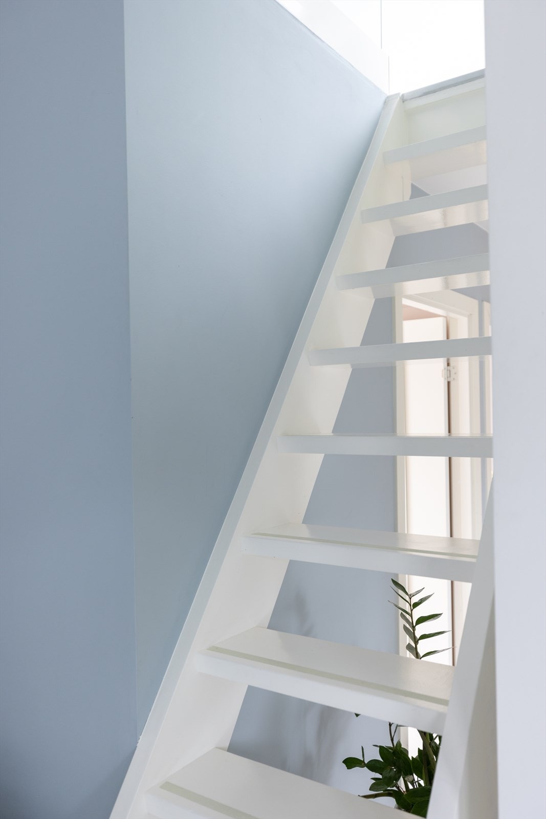 Fra stuen er det trapp opp til hemsrommet - denne delen bidrar at leiligheten oppleves større enn hva kvadratmeterne tilsier. Galleribilde