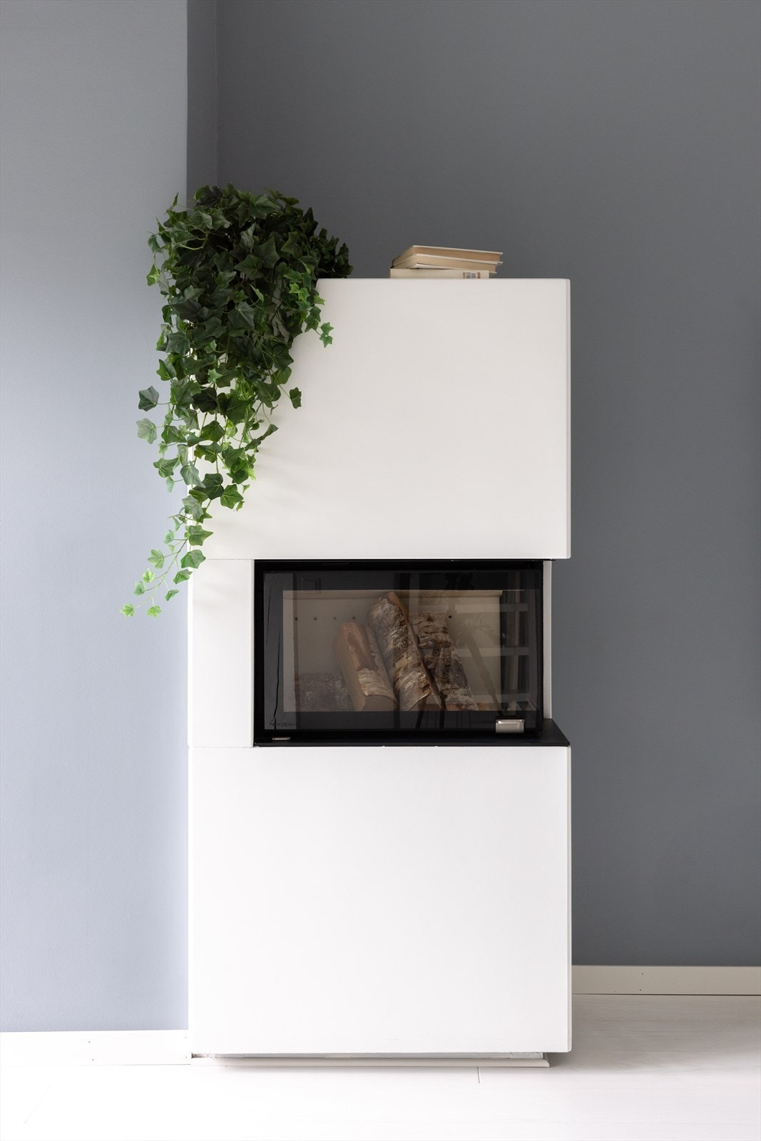 I stuen er det en flott og påkostet peis fra Nordpeis som var ny i 2020 - denne skaper en god atmosfære og varmer godt på kjølige dager. Galleribilde