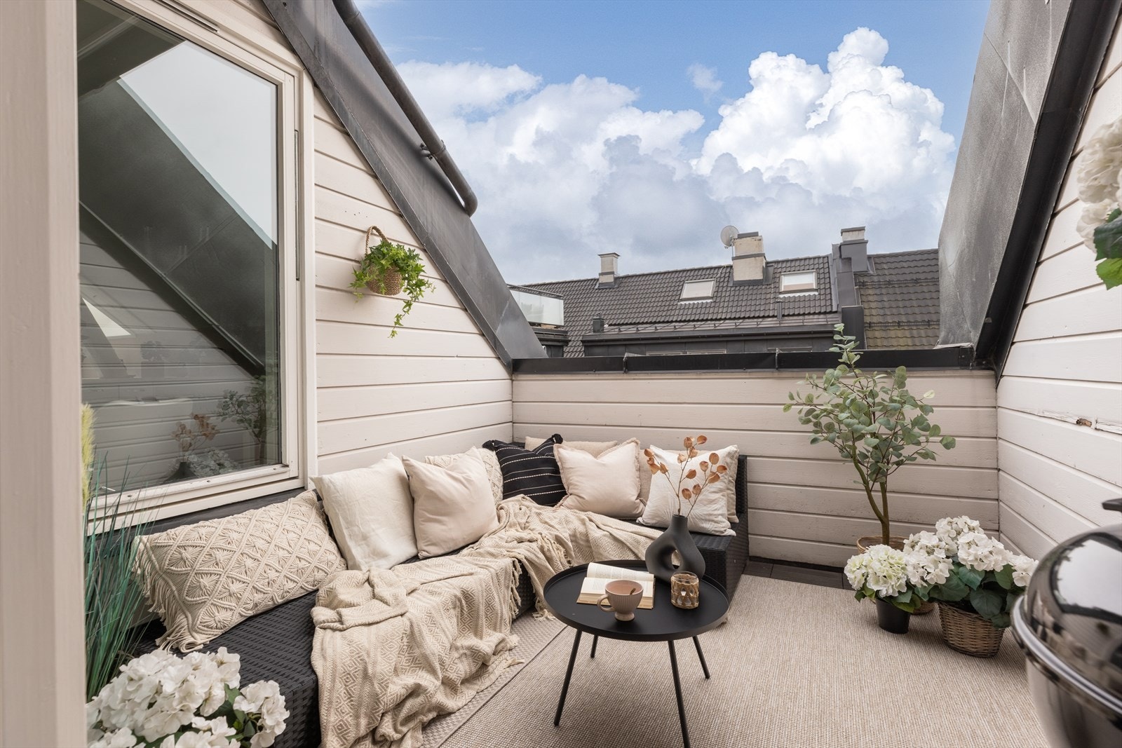 Den åpne planløsningen, store vindusflater med godt lysinnslipp og god takhøyde bidrar til en god og luftig romfølelse. Galleribilde