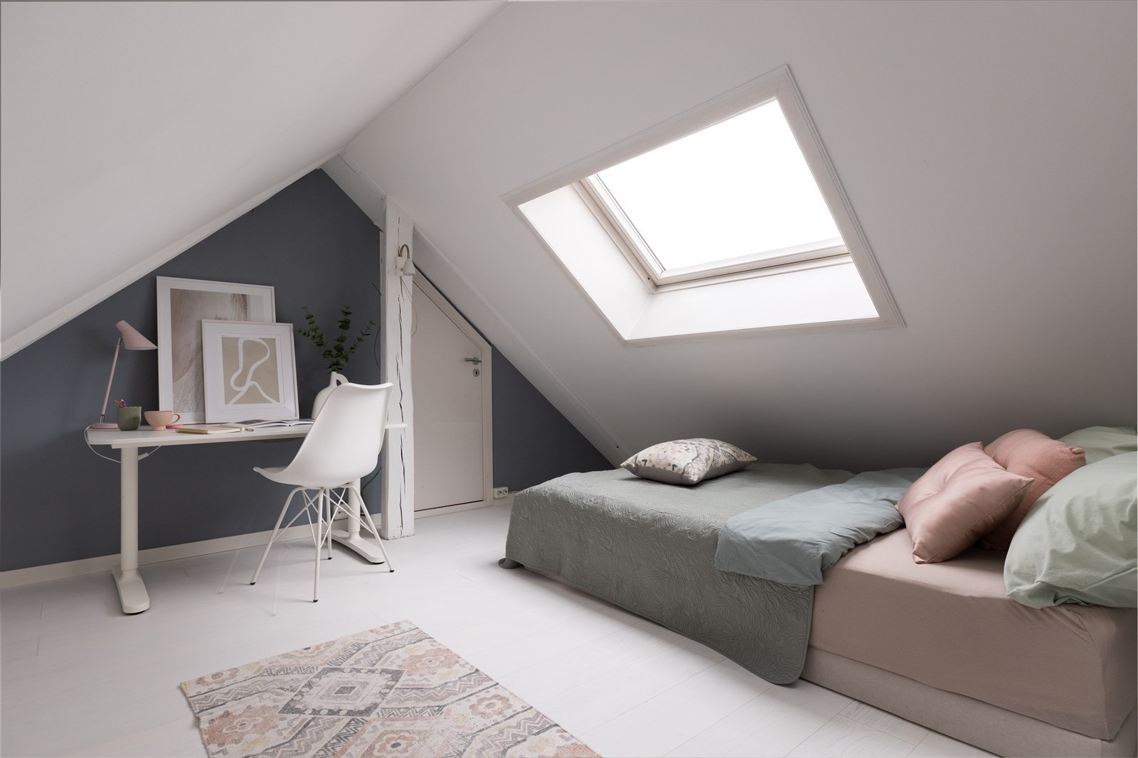 Hemsen er romslig med god gulvplass og god takhøyde. Fra hemsen er det er adkomst til en praktisk innvendig bod med gode oppbevaringsmuligheter. Galleribilde