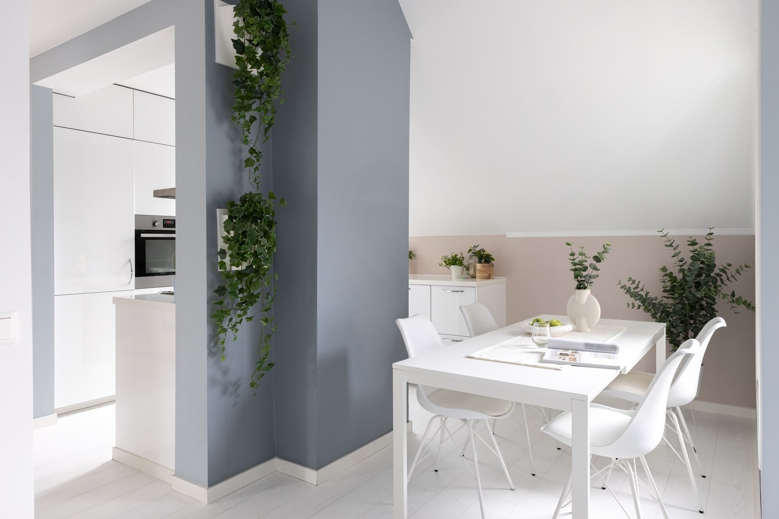 I tilknyting til kjøkkenet er det god og naturlig plass til spisebord. Galleribilde