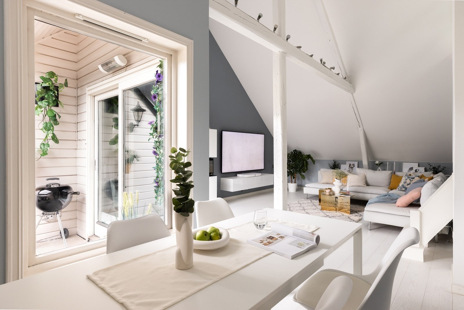 Leiligheten har en innholdsrik planløsning med god plass til en stor TV og større sofagruppe - perfekt for mange gjester. Galleribilde