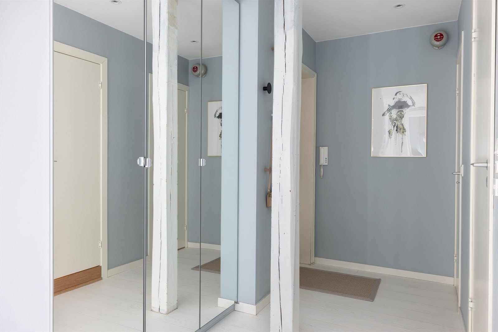 I entreen er det gode oppbevaringsmuligheter for henge fra seg yttertøy i en romslig garderobe med speilfronter. Galleribilde