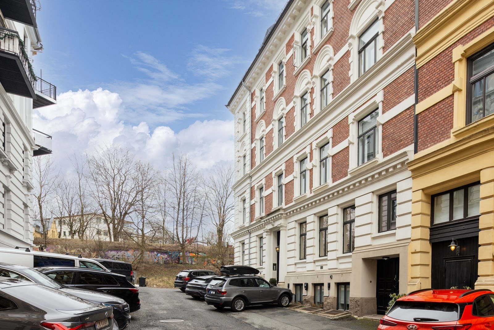 Rett utenfor har leiligheten en disponibel parkeringplass med mulighet for ladepunkt. Parkeringsplassen er oppmerket som plass nr. 4. Galleribilde