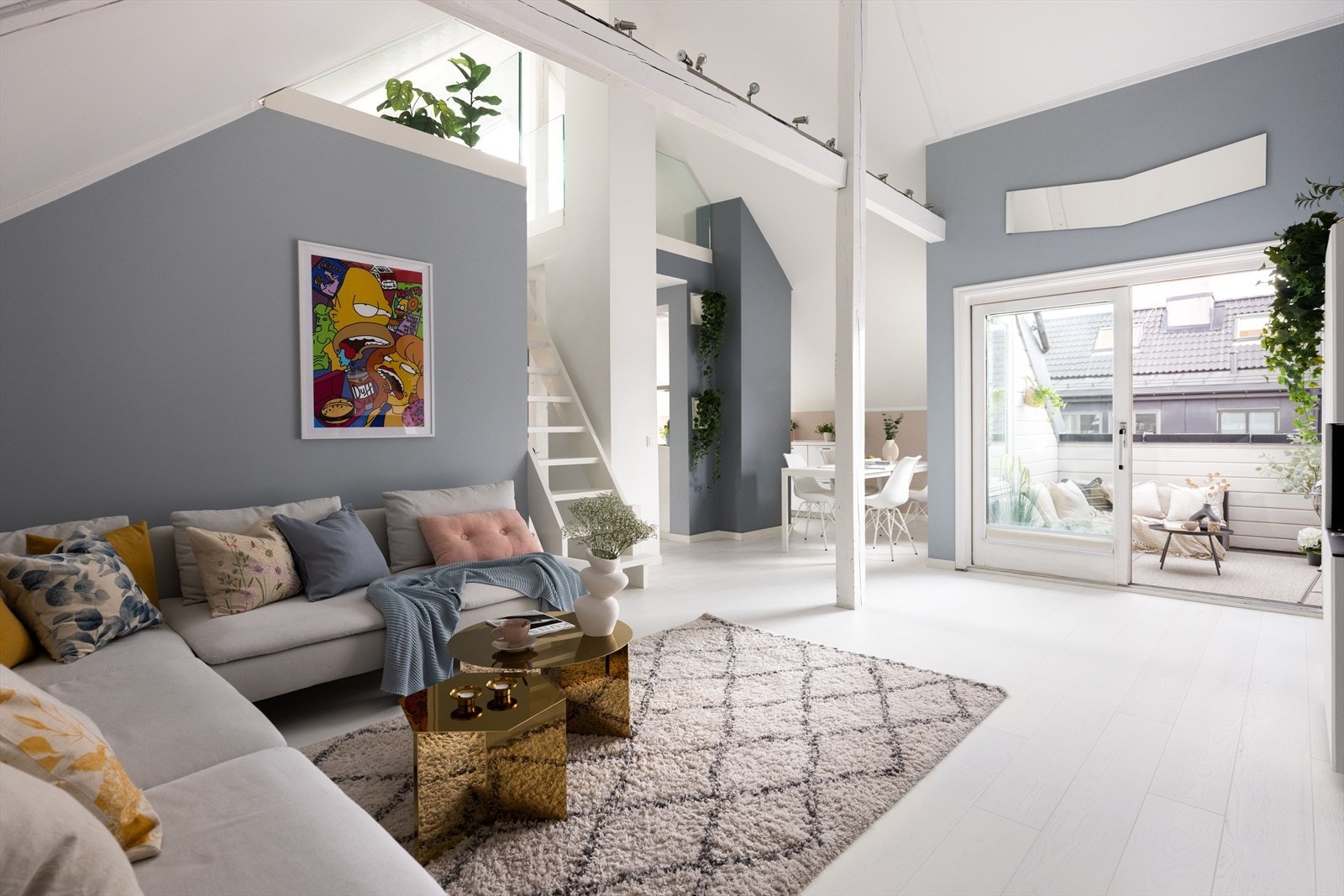 Leiligheten har en usjenert vestvendt terrasse med særdeles gode solforhold. Her er det sol fra morgen til kveld! Galleribilde