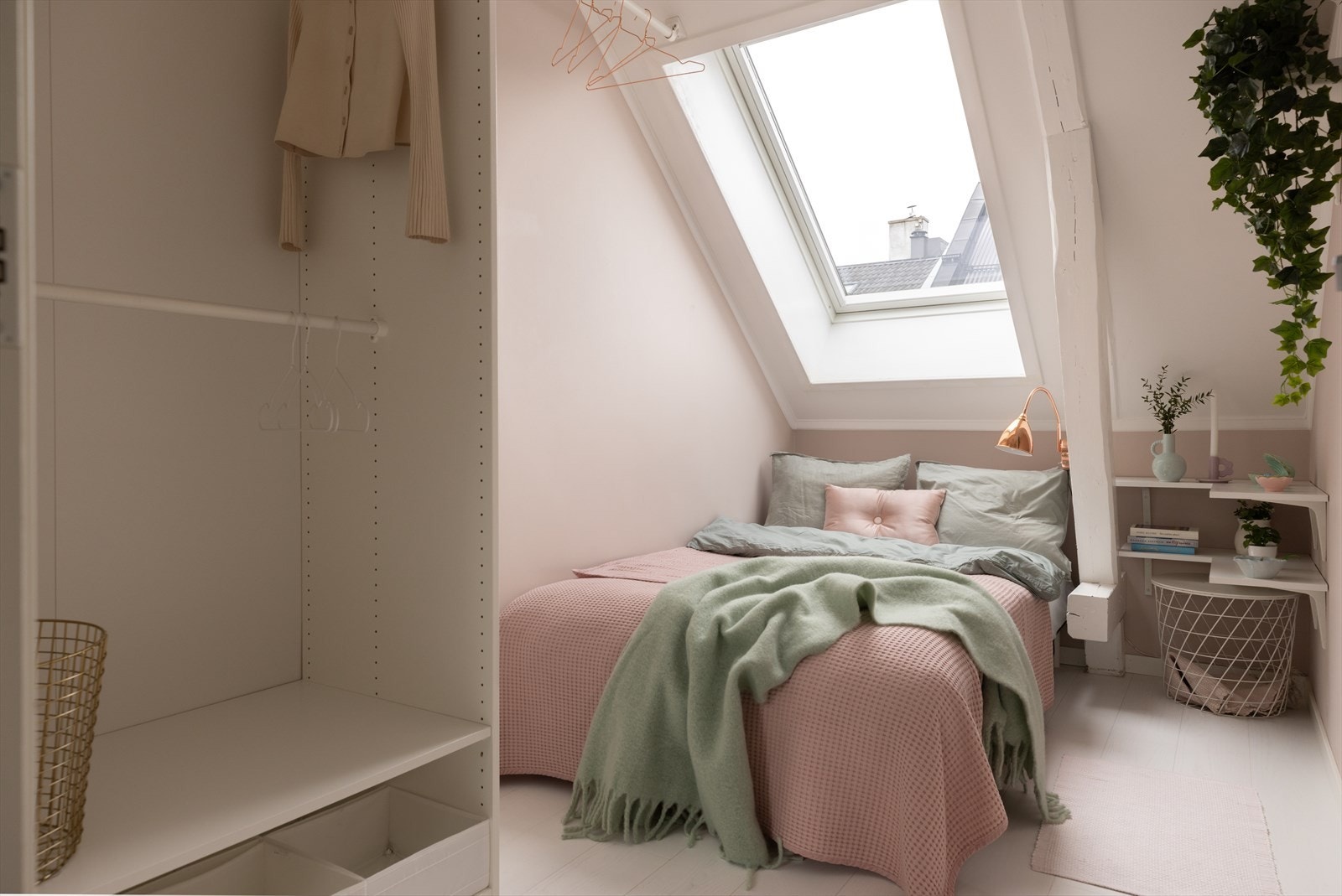 Boligens andre soverom er også av god størrelse. Her er det god plass til garderobeskap som ivaretar lagringsplassen. Galleribilde