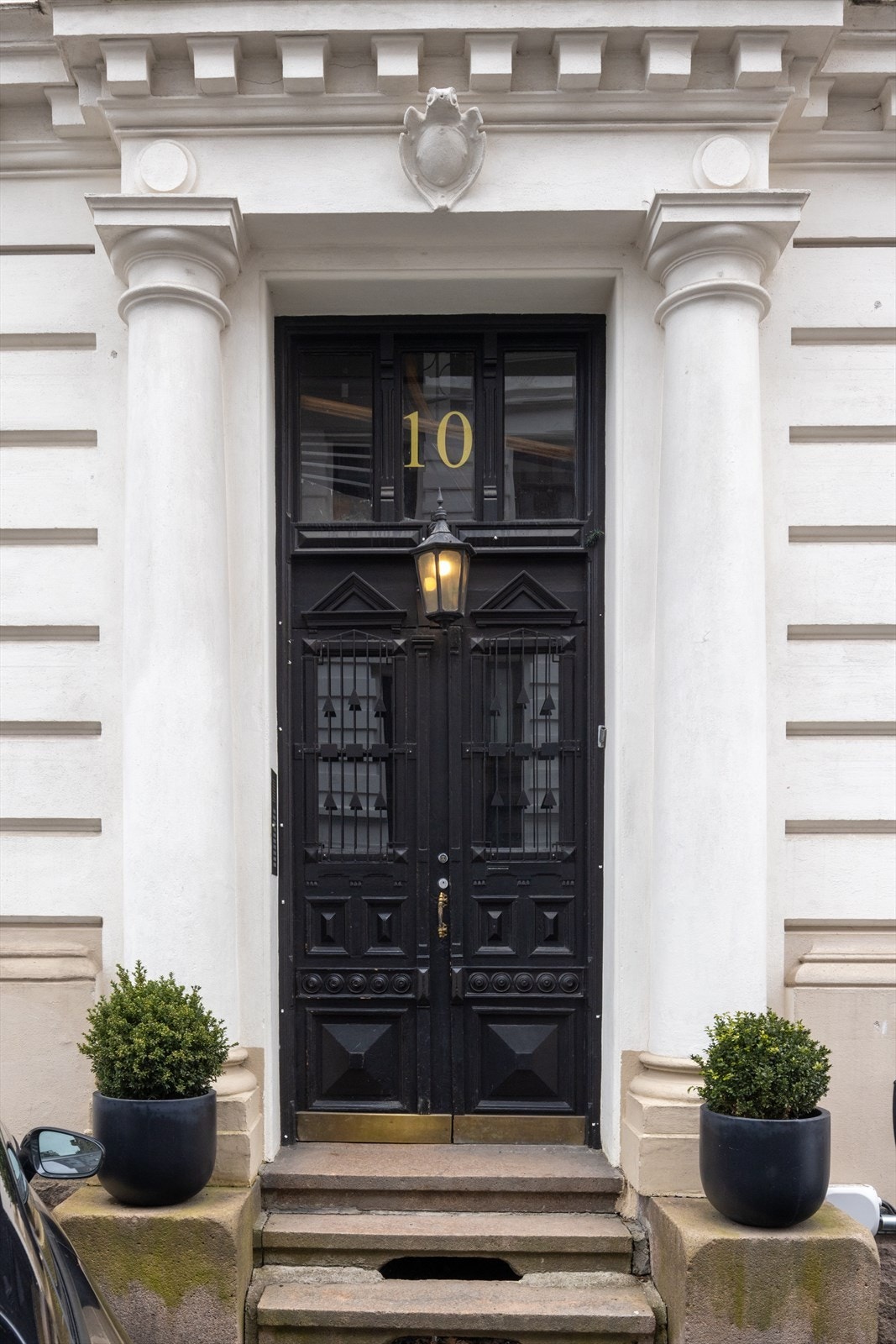 Bygget har et representastivt inngangsparti. Galleribilde