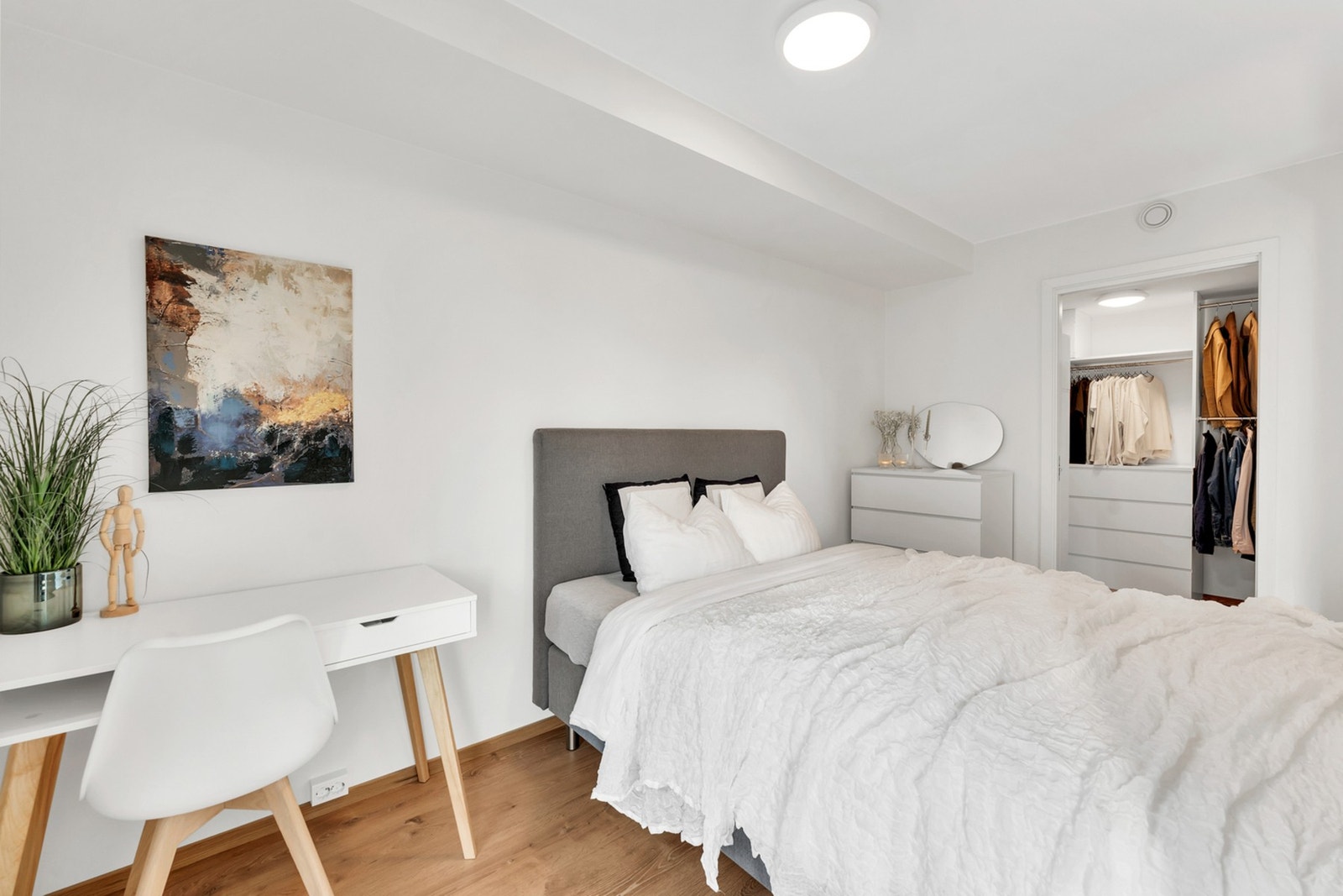 Soverommet har også plass til skrivebord Galleribilde