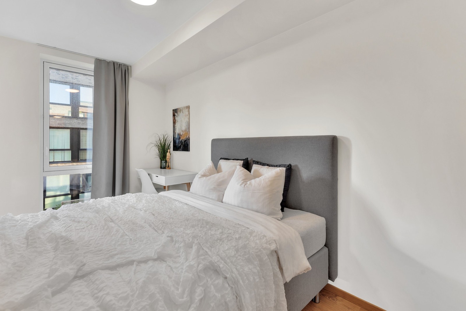 Romslig soverom med god plass til dobbeltseng med inngangdør på begge sidene Galleribilde