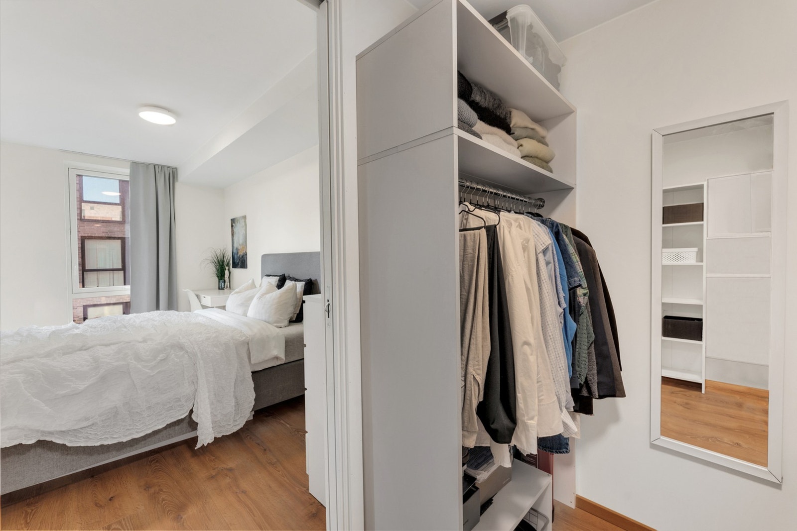 Tilhørende soverommet er det en meget praktisk bod med god plass for oppbevaring av klær Galleribilde