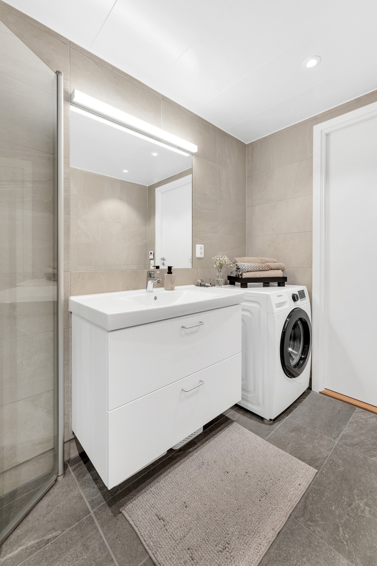 Her er det opplegg for vaskemaskin og plass for tørketrommel Galleribilde