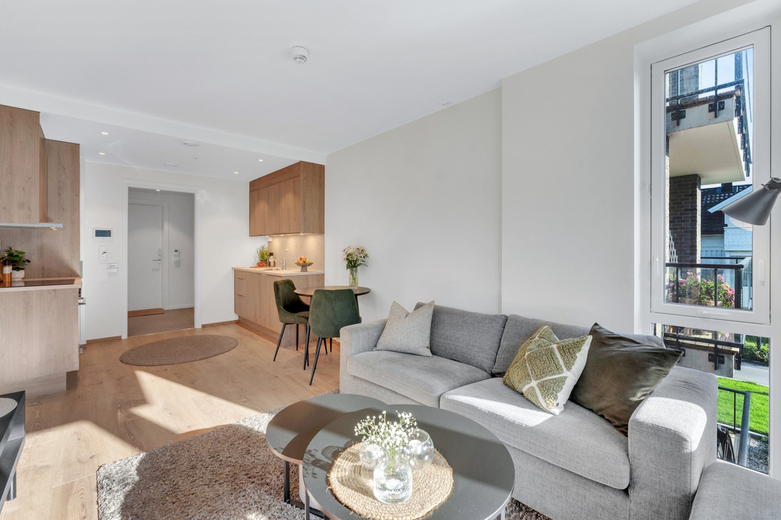 Stuen oppleves som lys og trivelig med plass for både sofa og spisebord Galleribilde