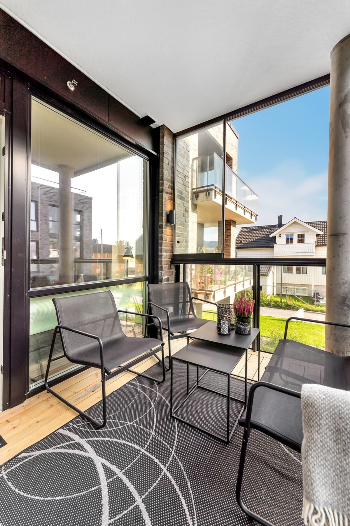 Innglasset balkong med god plass for møblement Galleribilde