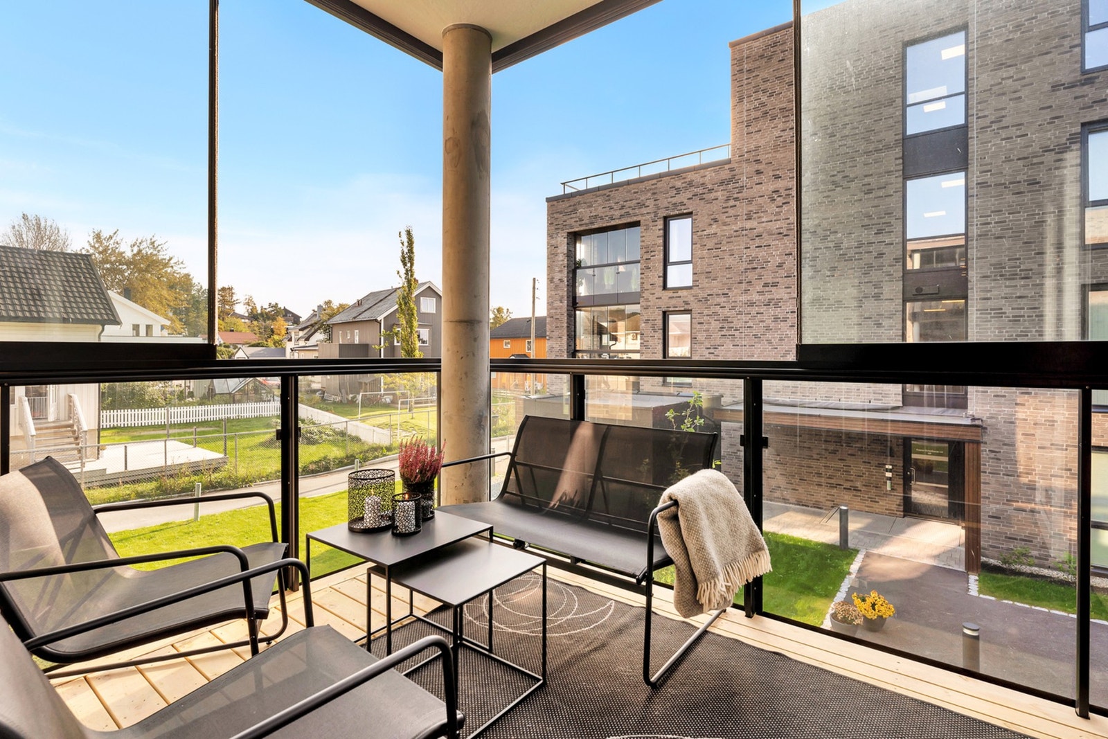 Boligen har balkong med gode solforhold på dagtid Galleribilde
