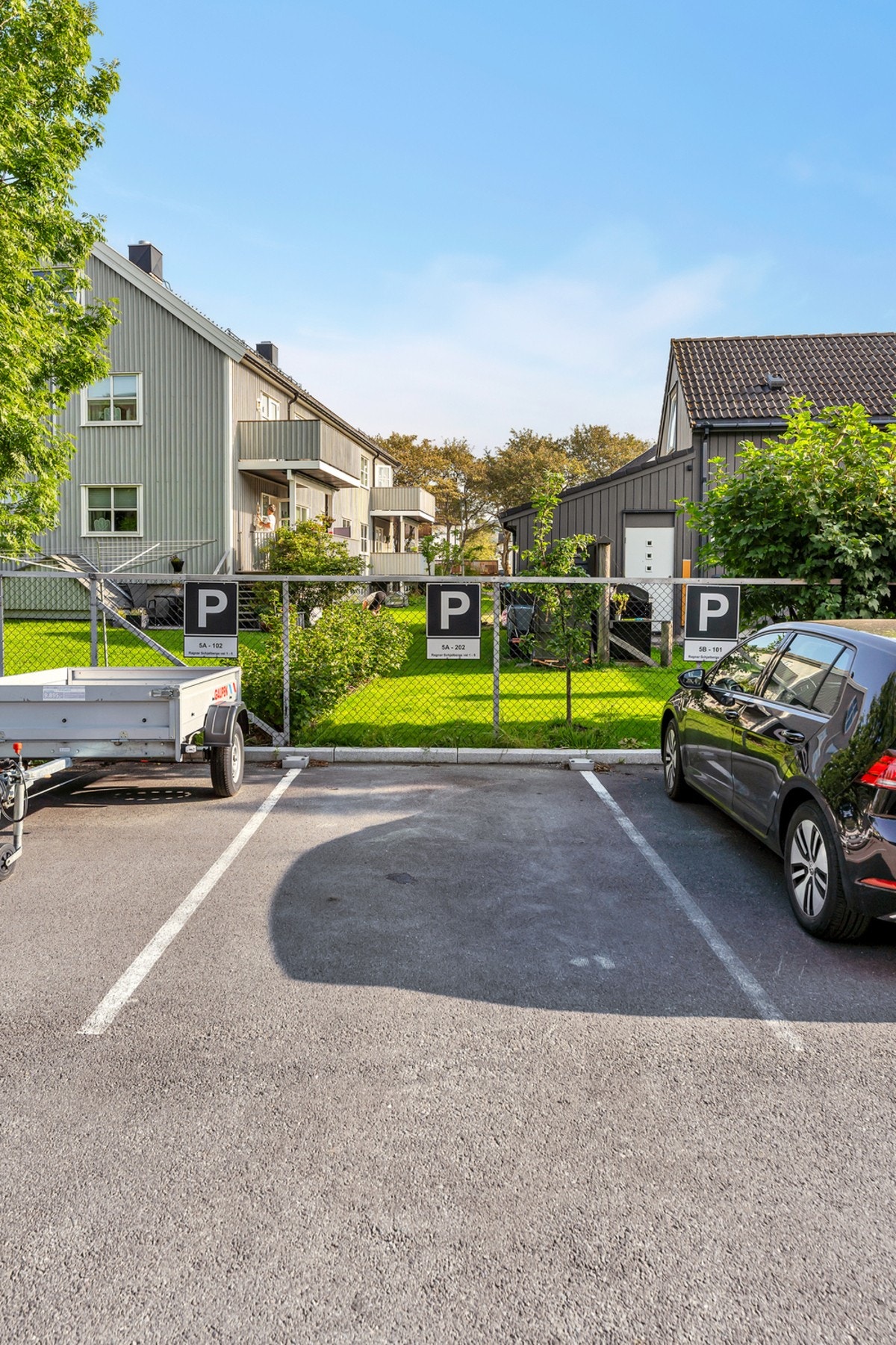 Tilhørende leiligheten er det fast utvendig parkeringsplass Galleribilde