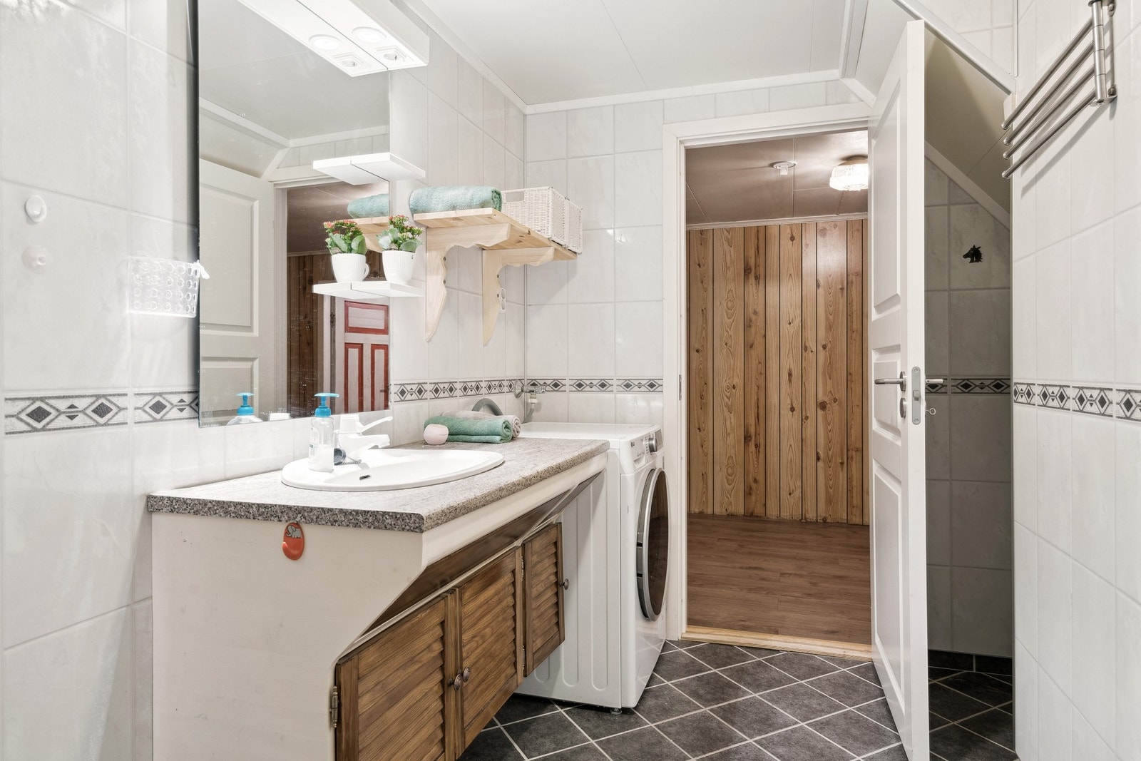 Romslig med tidløst og stilrent preg. Galleribilde